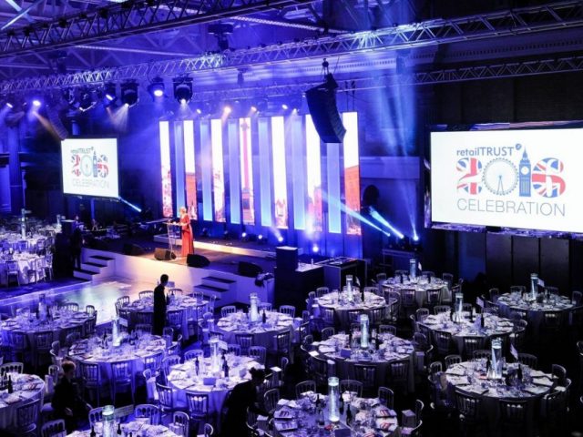 tiec-cong-ty-ra-mat-san-pham-moi