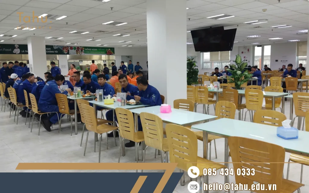 Bữa ăn công đoàn được tổ chức tại chỗ, ngay trong khuôn viên công ty