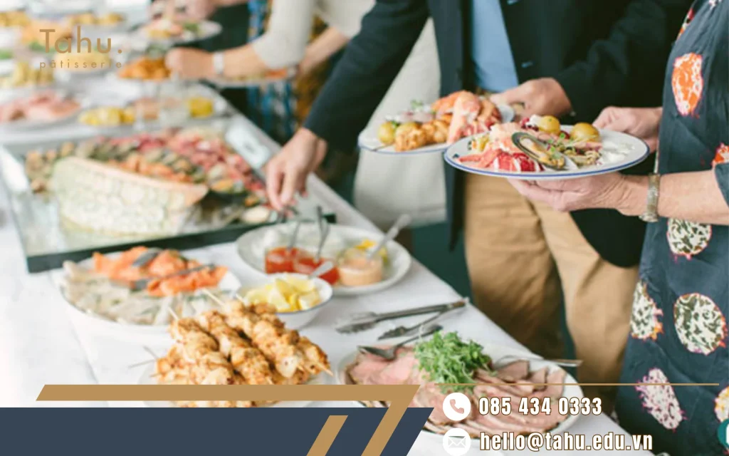 Tiệc buffet lưu động khai trương mang lại không gian thoải mái, cởi mở cho khách mời
