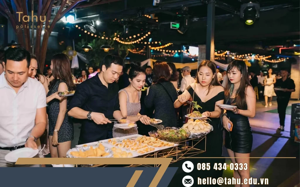 Tìm hiểu kỹ ưu - nhược điểm của tổ chức tiệc cưới buffet để để đảm bảo ngày trọng đại của đôi bạn diễn ra suôn sẻ