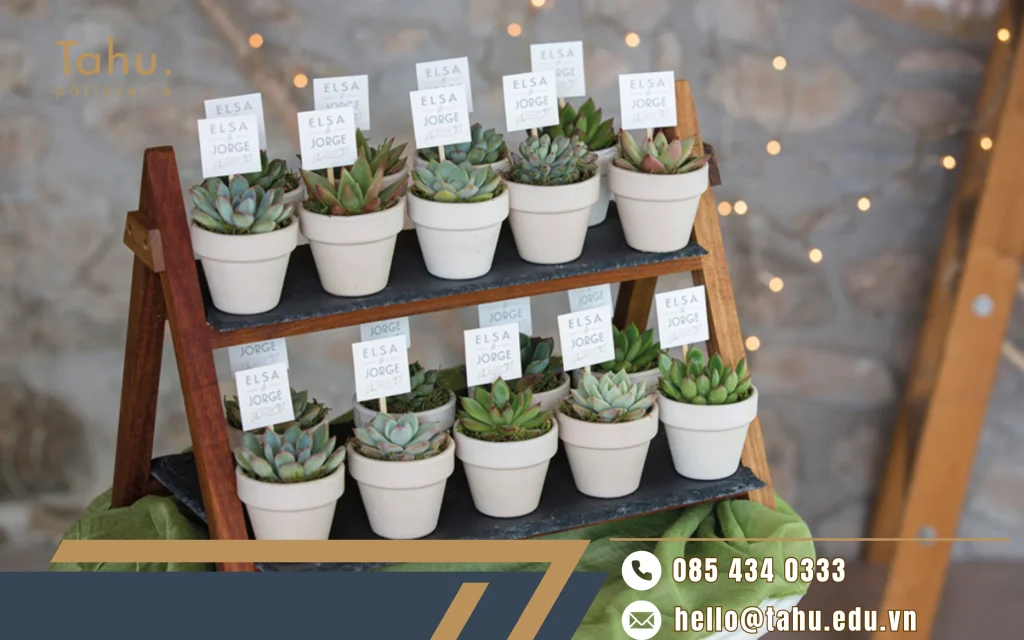 Tặng một phần quà nhỏ thể hiện tình cảm chân thành dành cho khách đến dự tiệc 