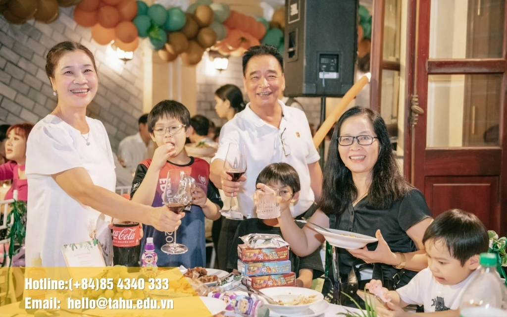 Tiệc sinh nhật tổ chức tại nhà