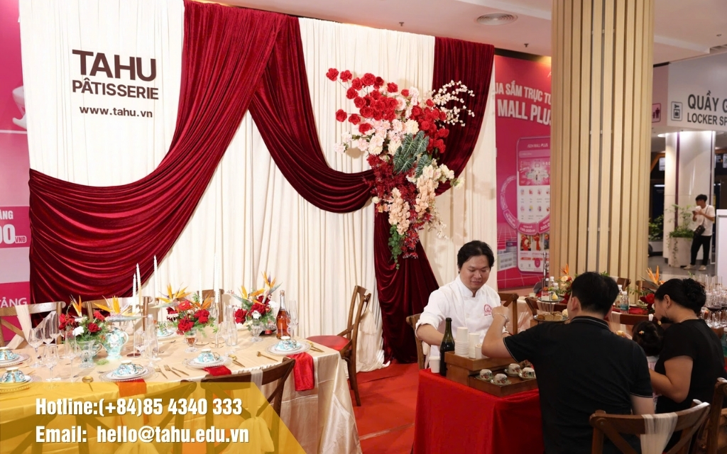 Trang trí tiệc theo yêu cầu khách hàng