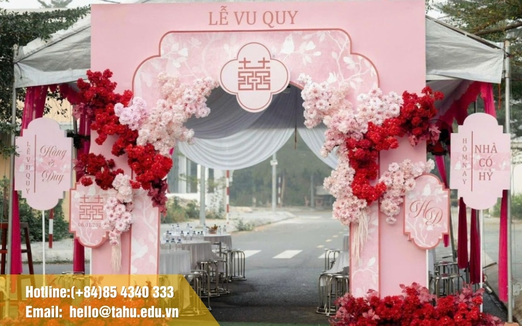 Địa điểm tổ chức và phí dịch vụ đi kèm 