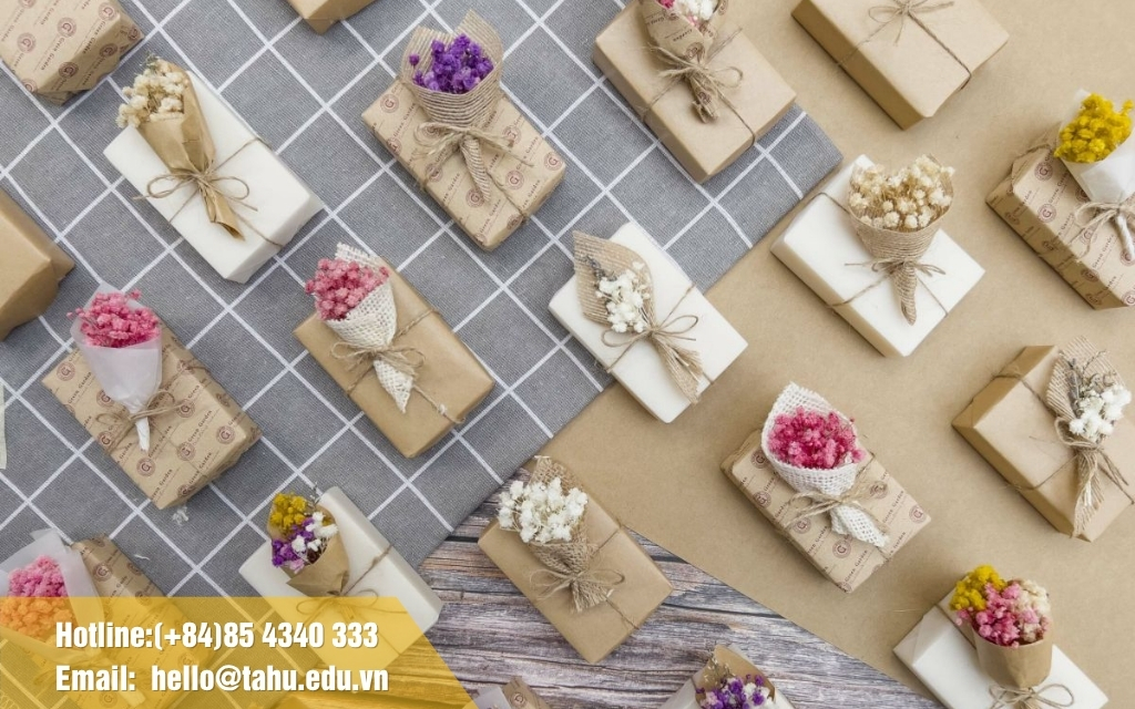 Tặng bao lì xì may mắn cho khách mời, bạn bè thân thiết