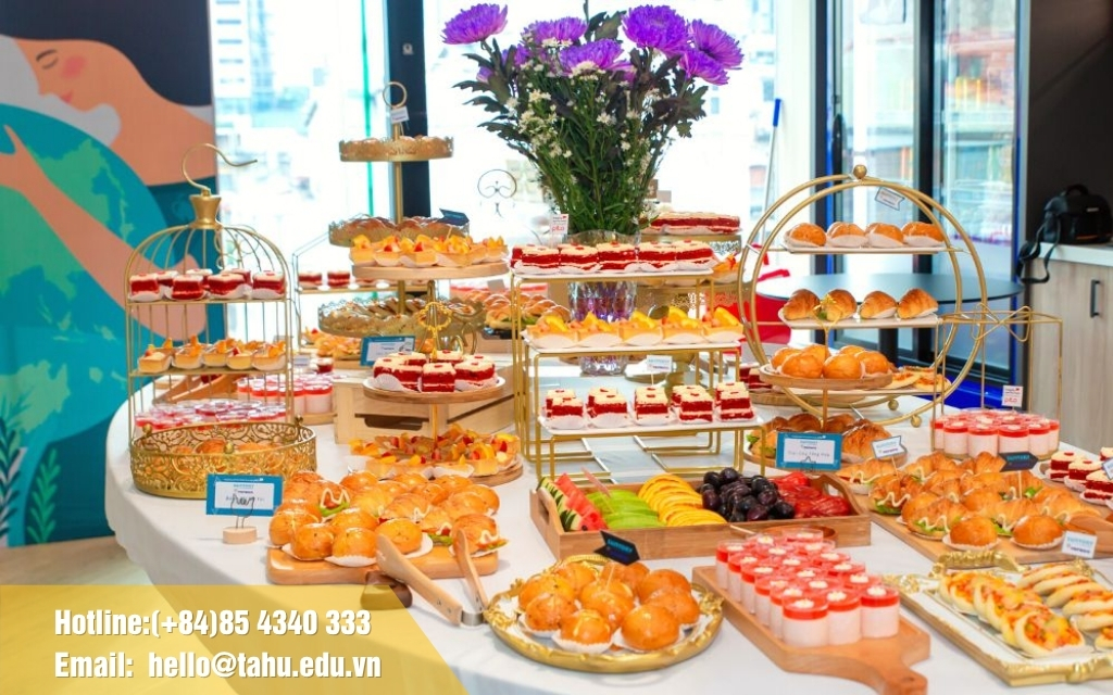 Trang trí bàn tiệc trà đẹp mắt, sang trọng