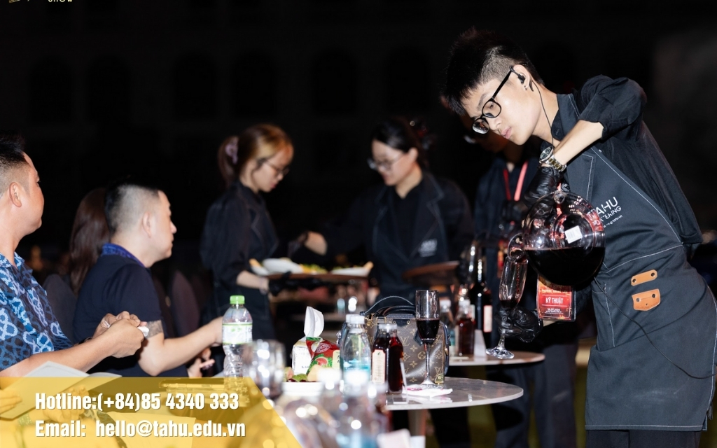 Đội ngũ Tahu Catering phục vụ chu đáo trong suốt buổi tiệc 