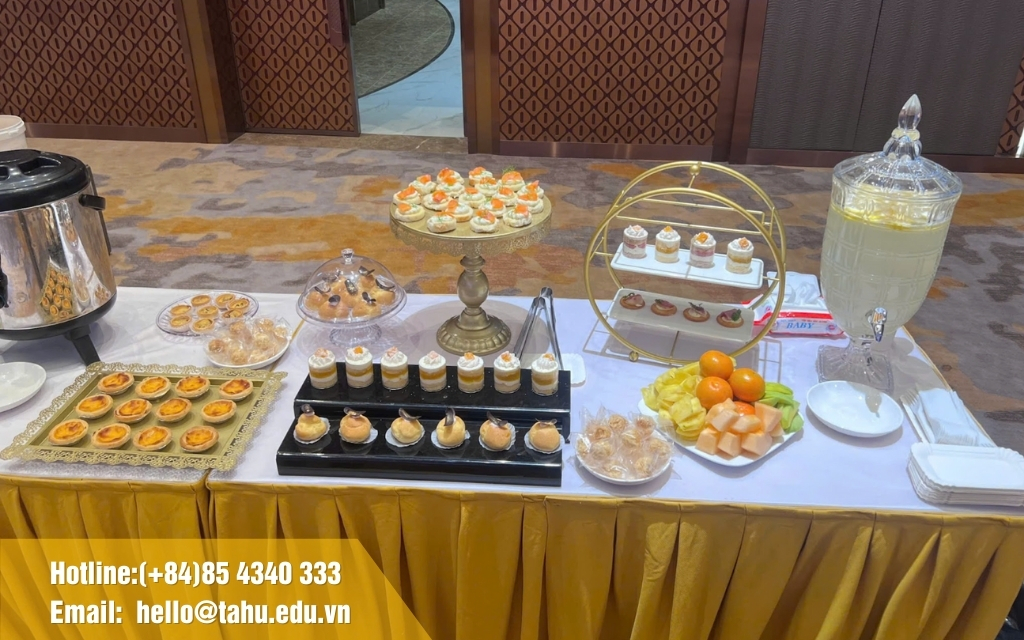 Tiệc teabreak tone vàng sang trọng