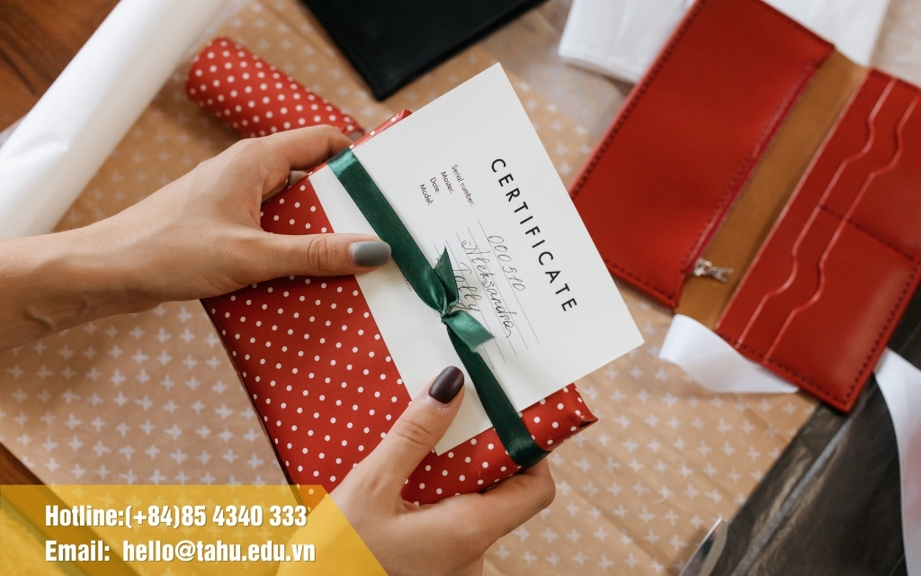 Quà tặng voucher cho nhân viên trẻ