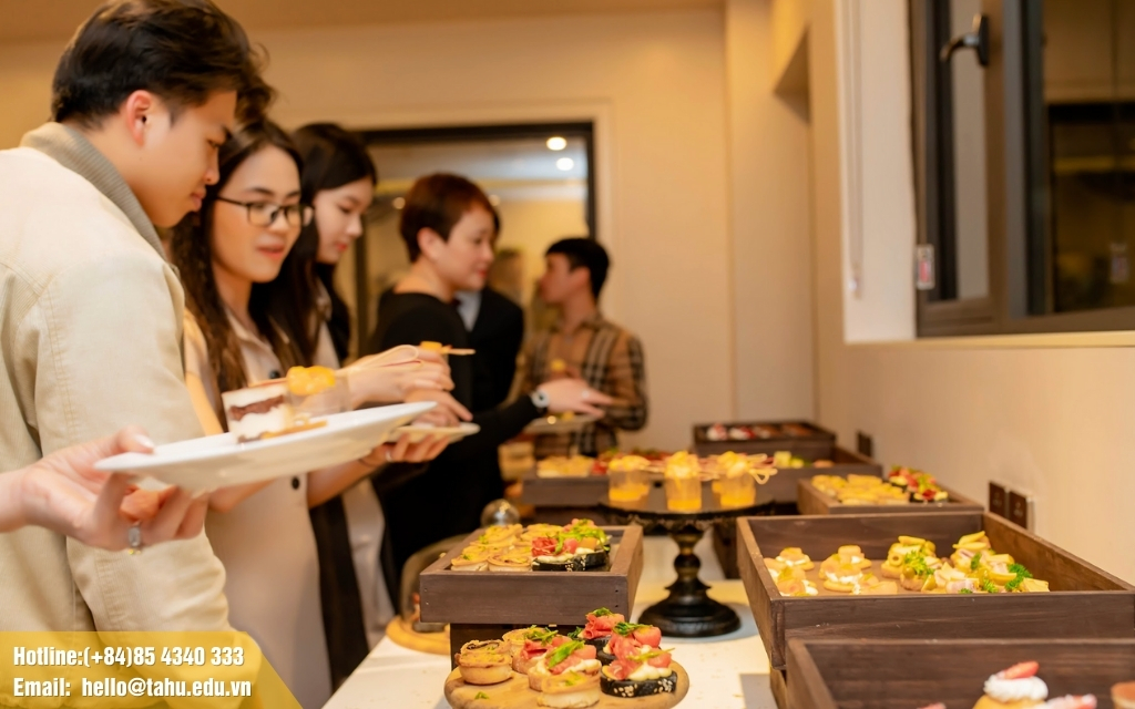 Tiệc buffet 8/3 tại nhà phù hợp nhiều đối tượng