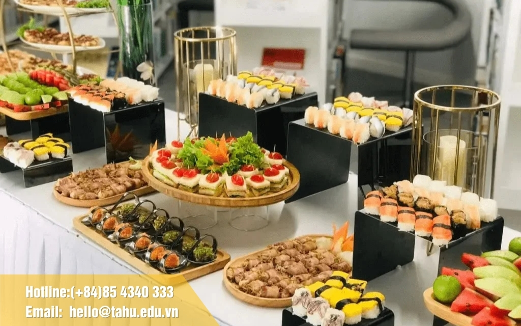 Tiệc finger food được bài trí đẹp mắt, nhỏ gọn